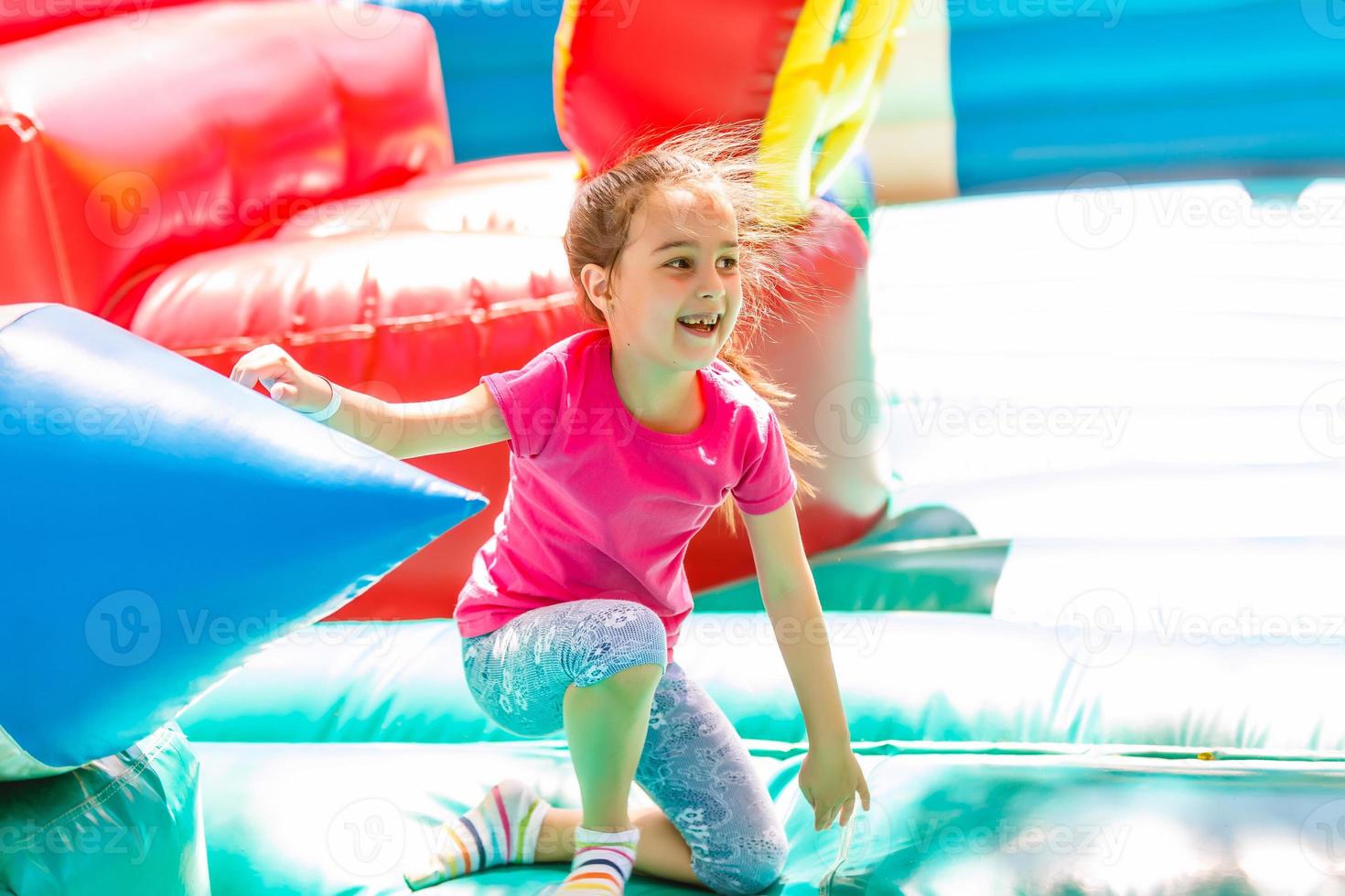 barn på en färgrik trampolin foto