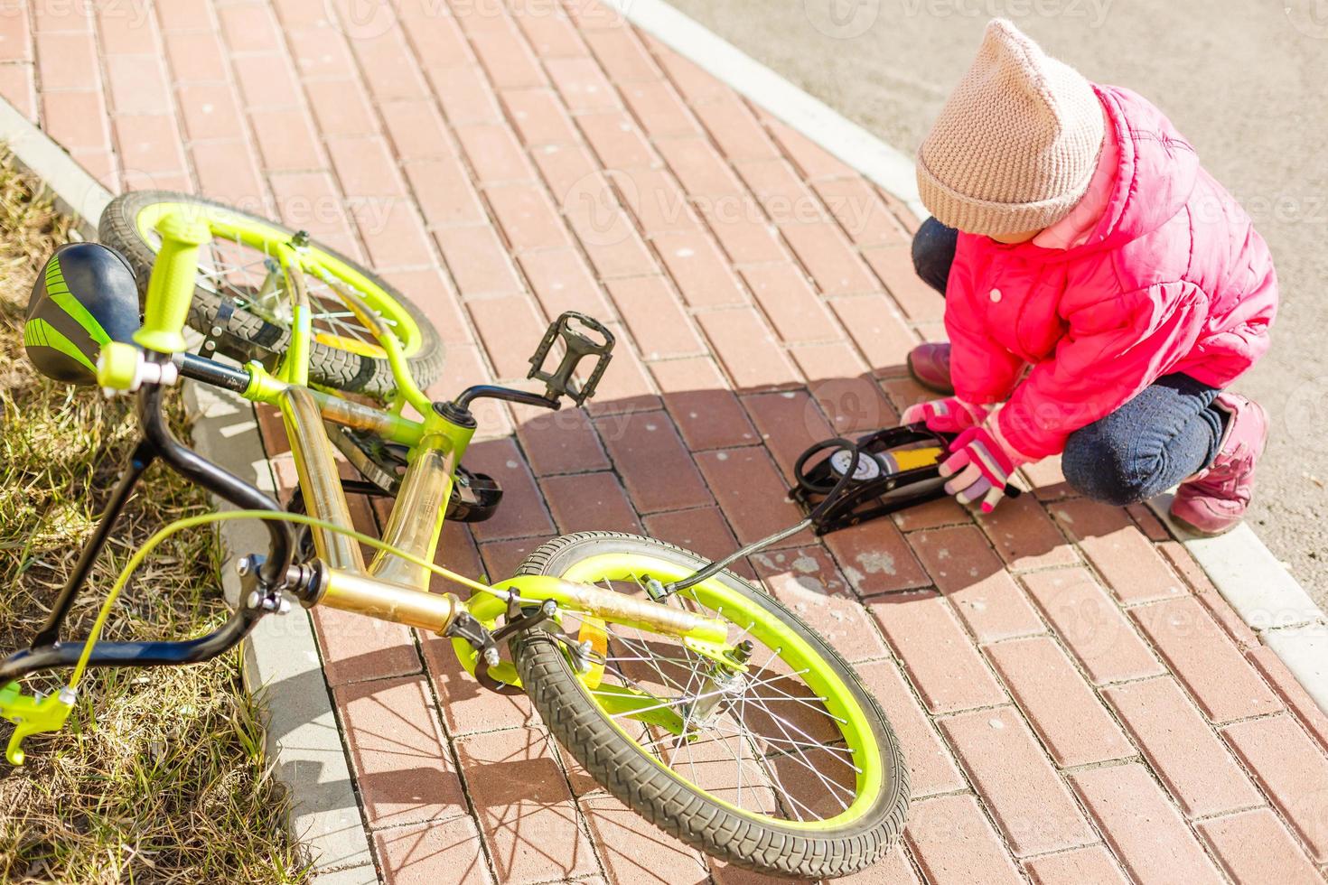 uppblåsnings en däck av henne cykel, närbild skott foto