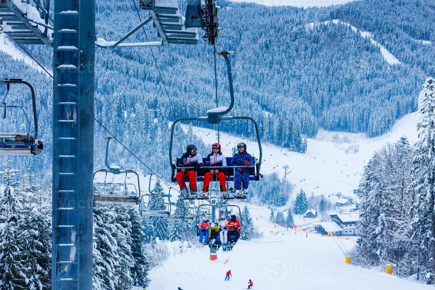 skidåkning, åka skidor hiss - skidåkare på åka skidor semester foto