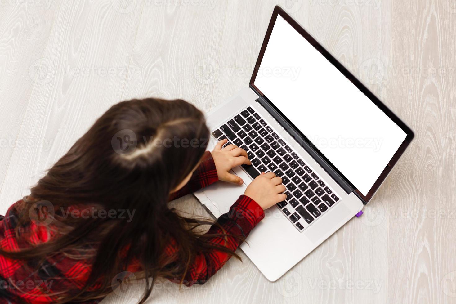 topp se av söt ung flicka använder sig av bärbar dator foto