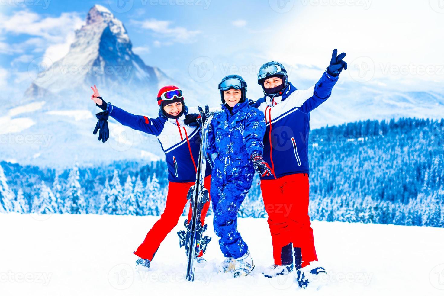 grupp av vänner med åka skidor gående i de bergen foto