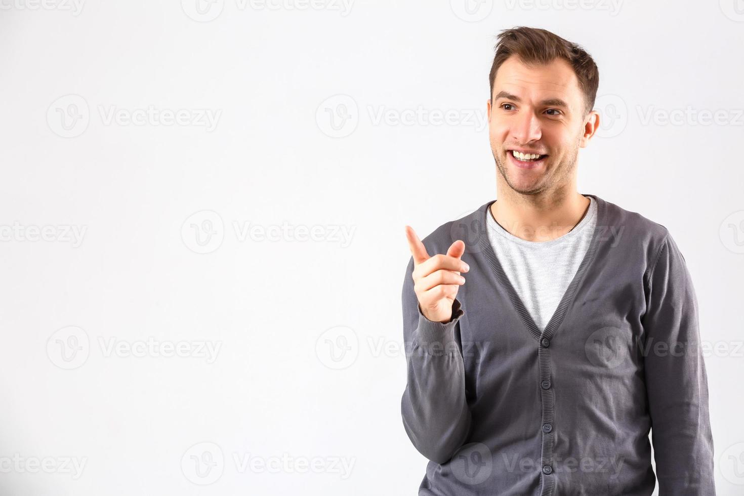 ung man presenter din produkt, isolerat över en vit bakgrund foto
