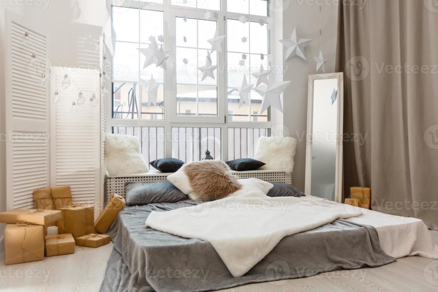 vit och grå bemästra sovrum med stor fönster och dubbel- säng foto