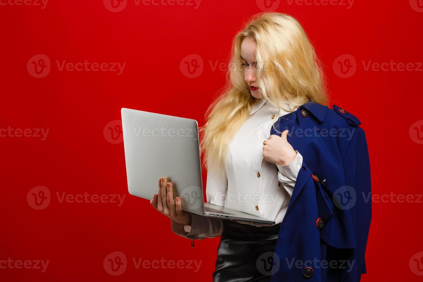 skön ung eleganta kvinna bloggare och bärbar dator - studerande eller revisor Framställ på en röd bakgrund. reklam Plats foto