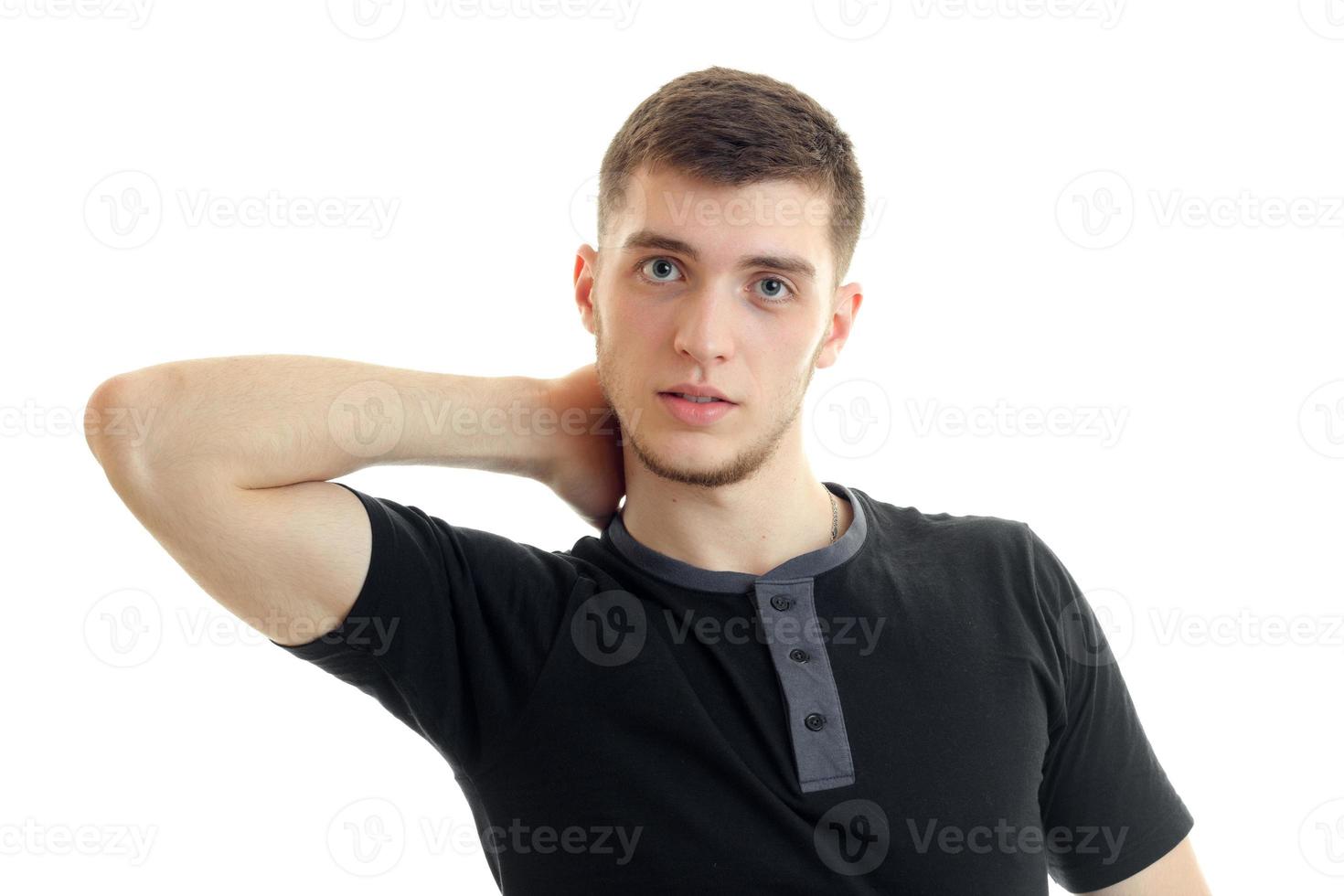 en närbild porträtt av ung sexuell kille i de svart skjorta foto