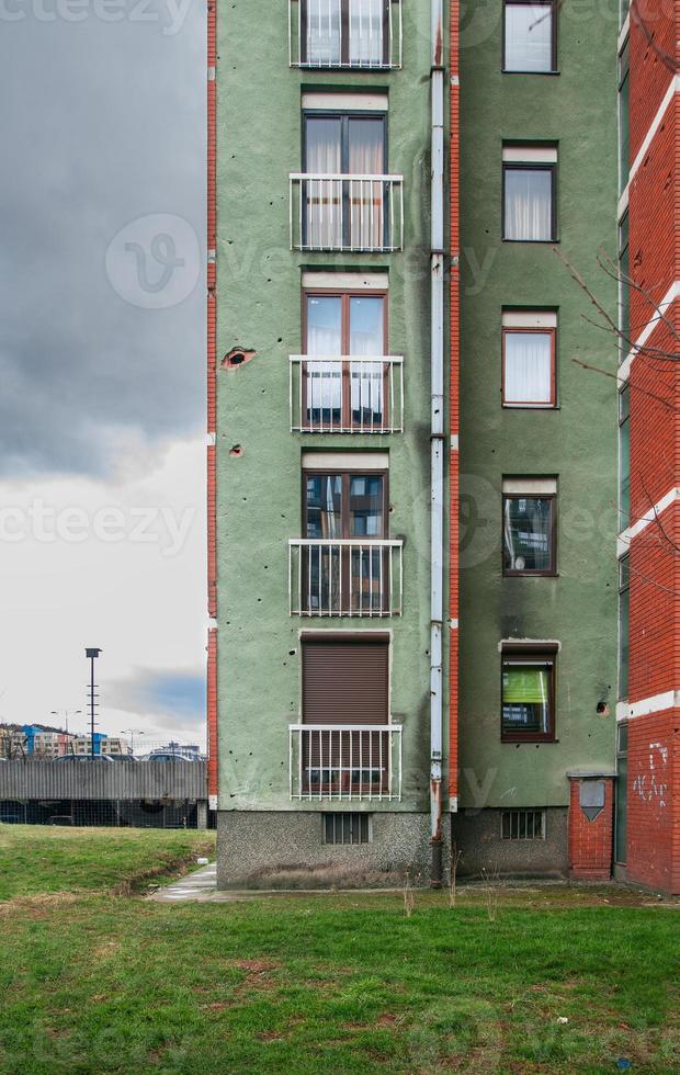 verkningarna av de krig. kula hål i höghus byggnad foto