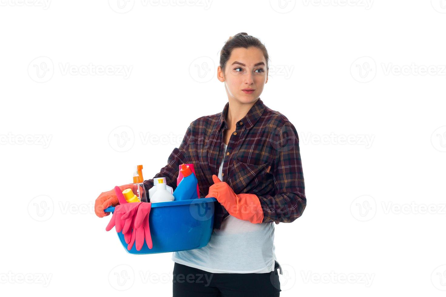 ung hembiträde kvinna med rengöringsmedel foto