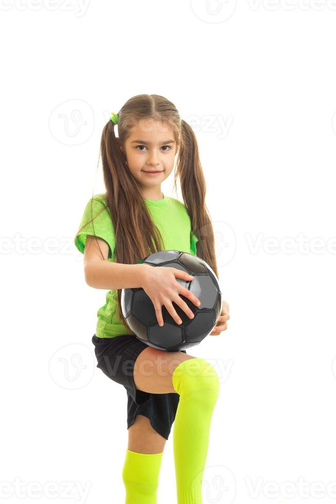 sötnos liten flicka med fotboll boll i händer foto