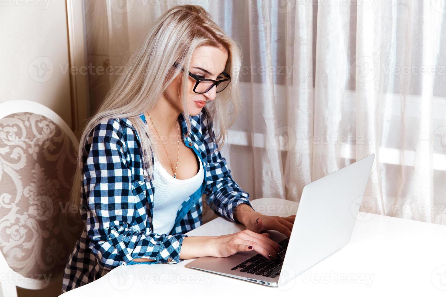 Foto av skön ung blond kvinna med bärbar dator dator
