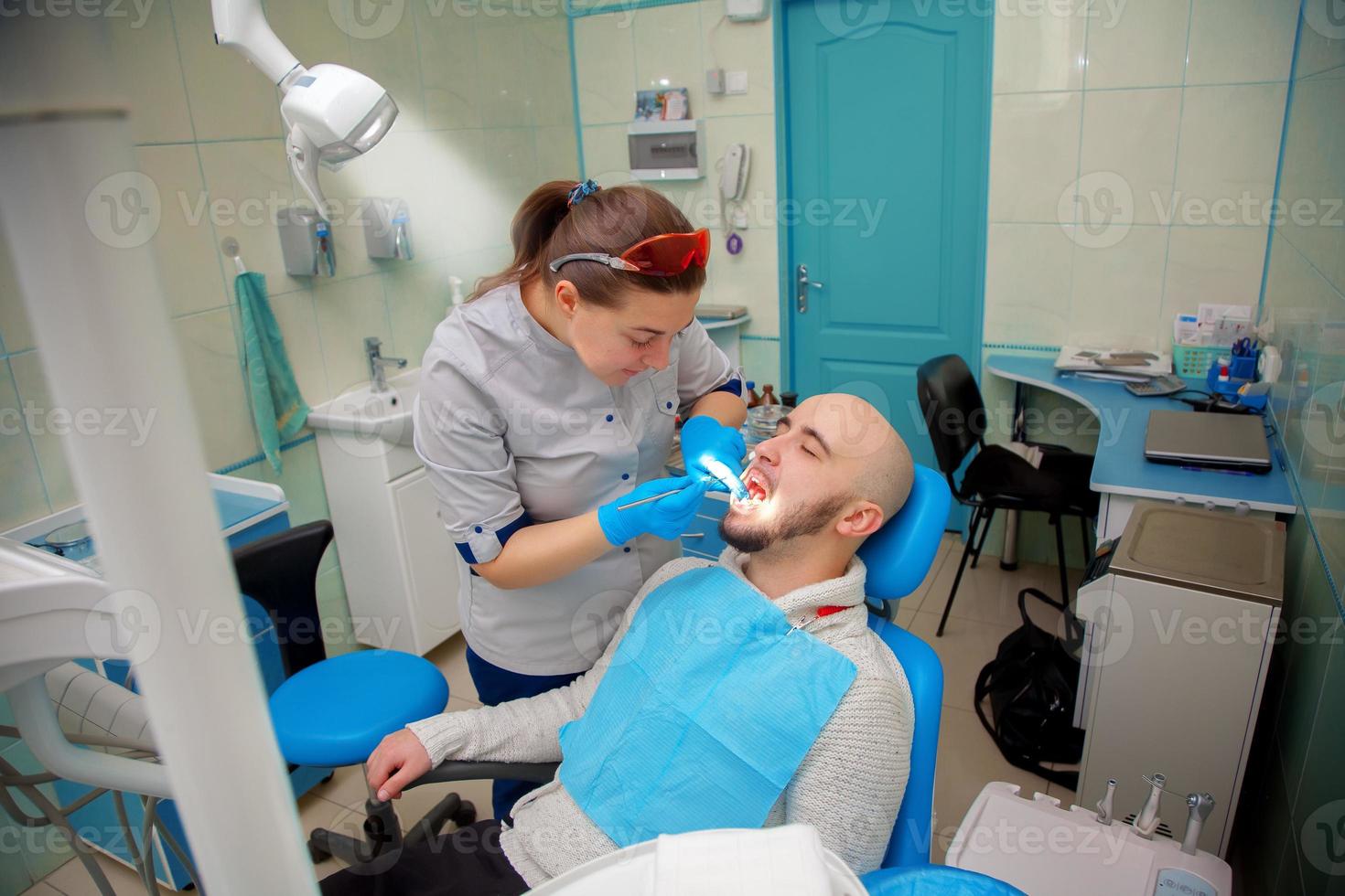 friska tänder patient på tandläkare kontor dental karies förebyggande foto