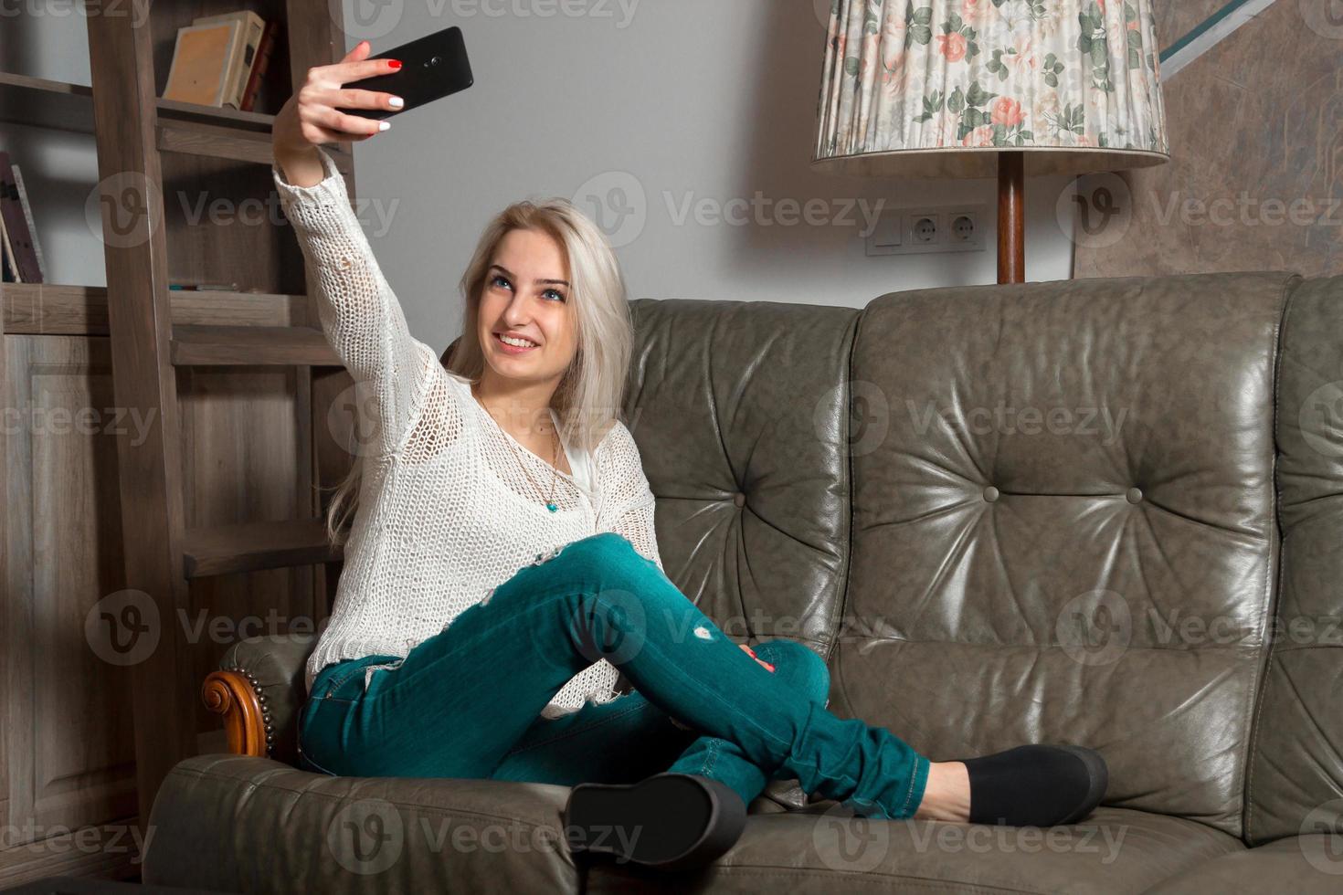 blond flicka är framställning selfie foto