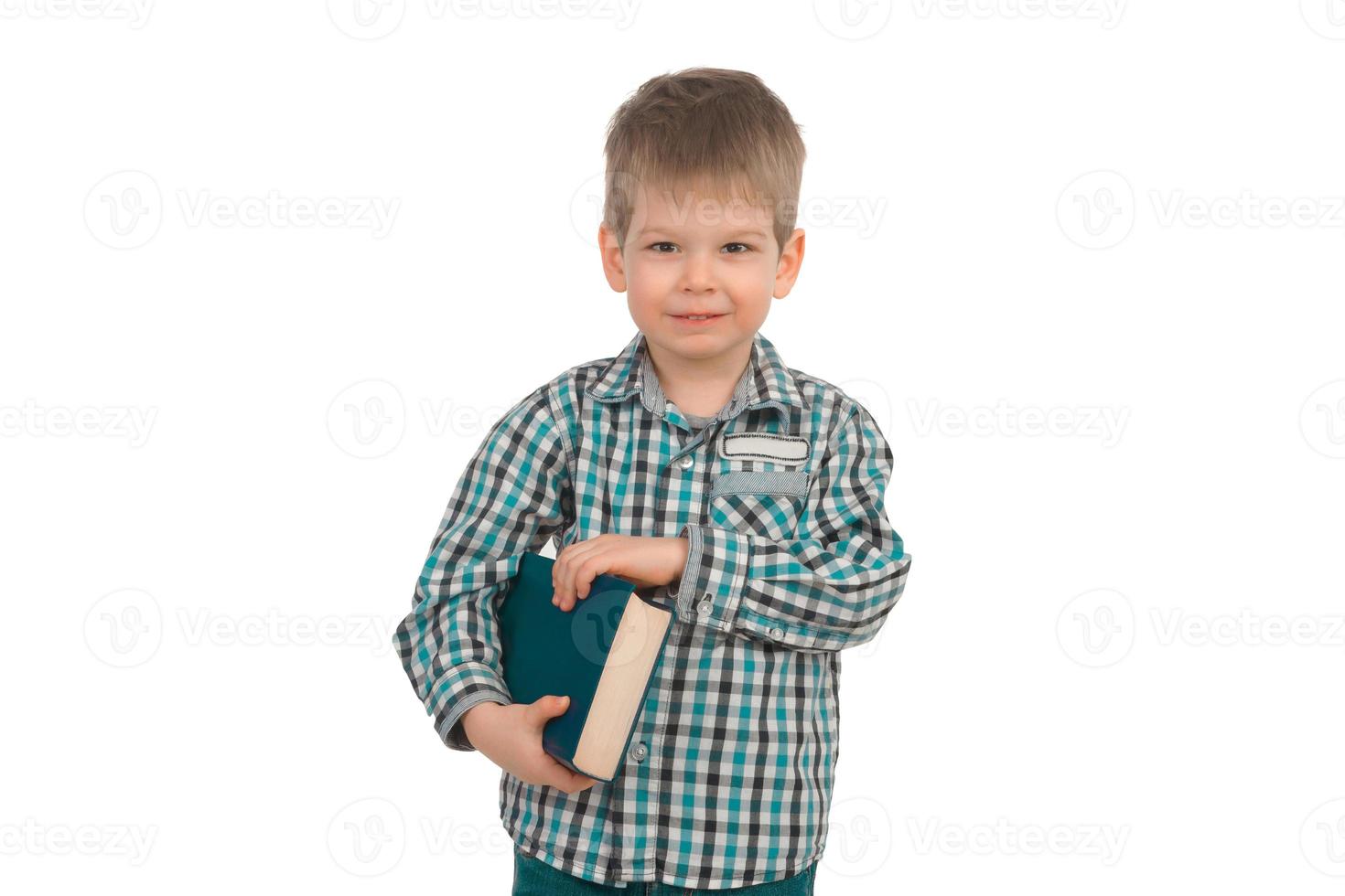 liten pojke med bok foto