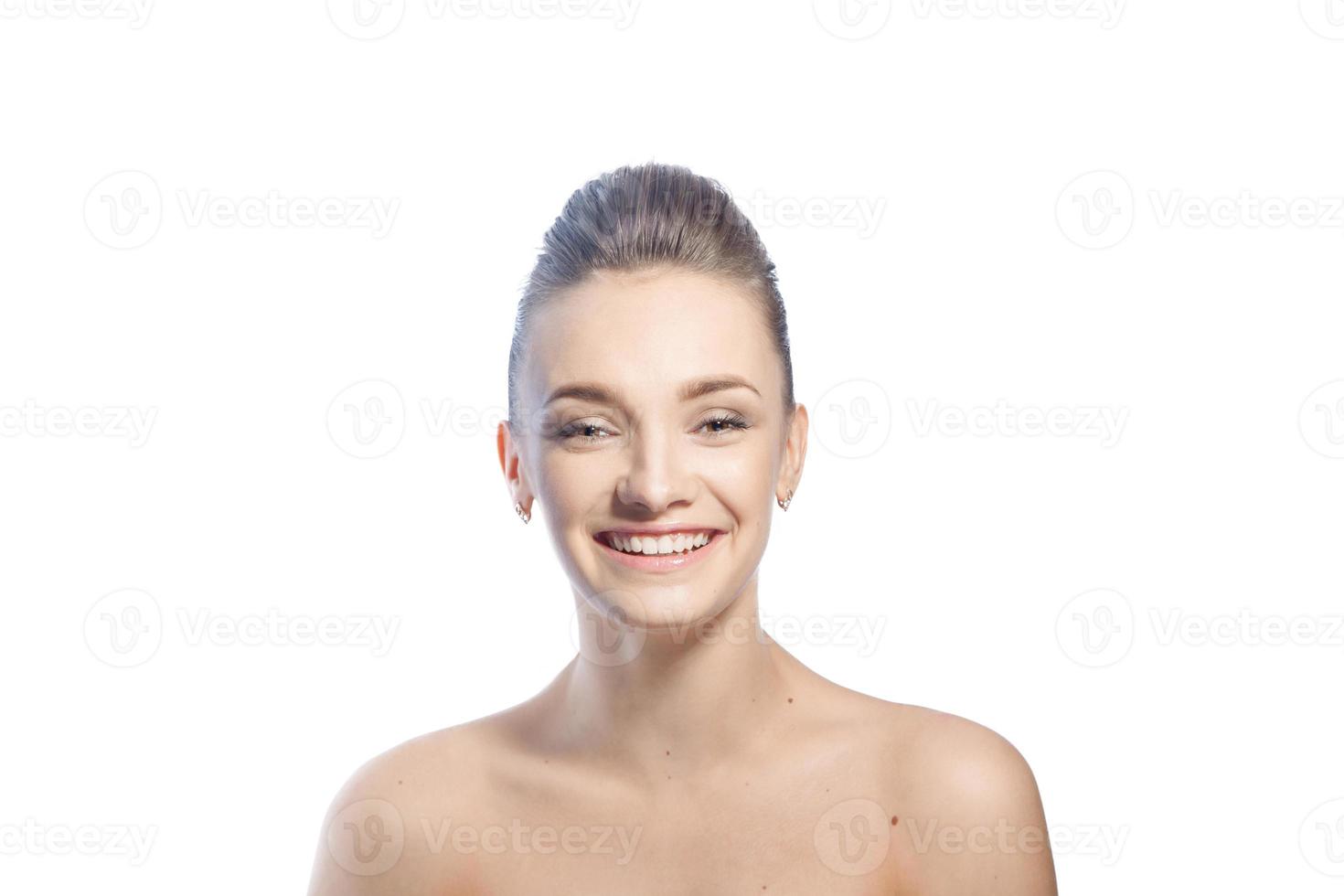 närbild porträtt av Lycklig ung kvinna i studio foto