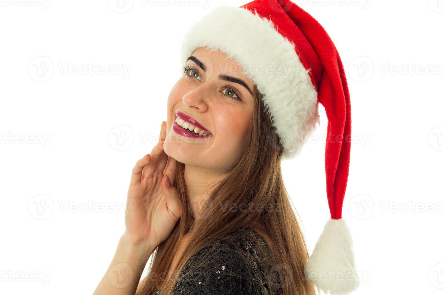 porträtt av Lycklig söt kvinna i santa hatt foto