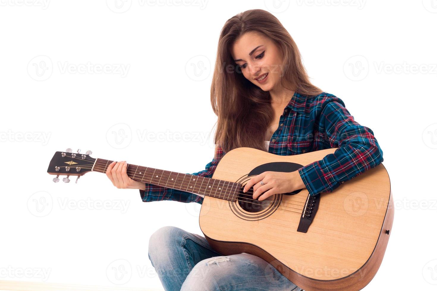 skön brunett lady med gitarr foto