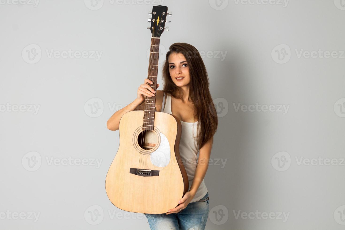skön ung flicka med gitarr i händer foto