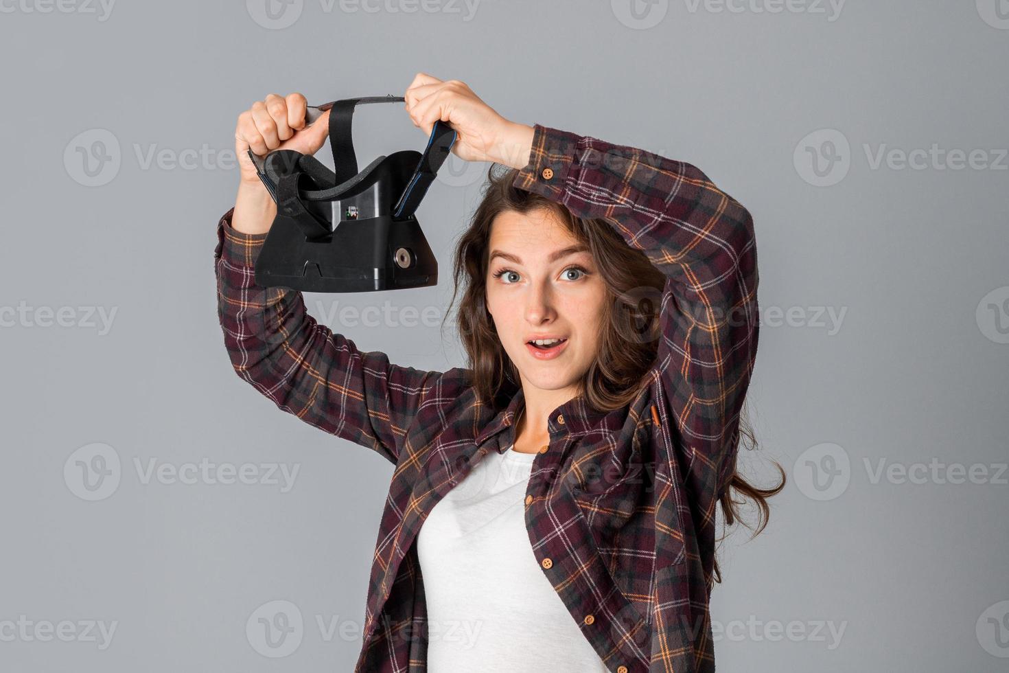 attraktiv brunett flicka testning virtuell verklighet glasögon foto