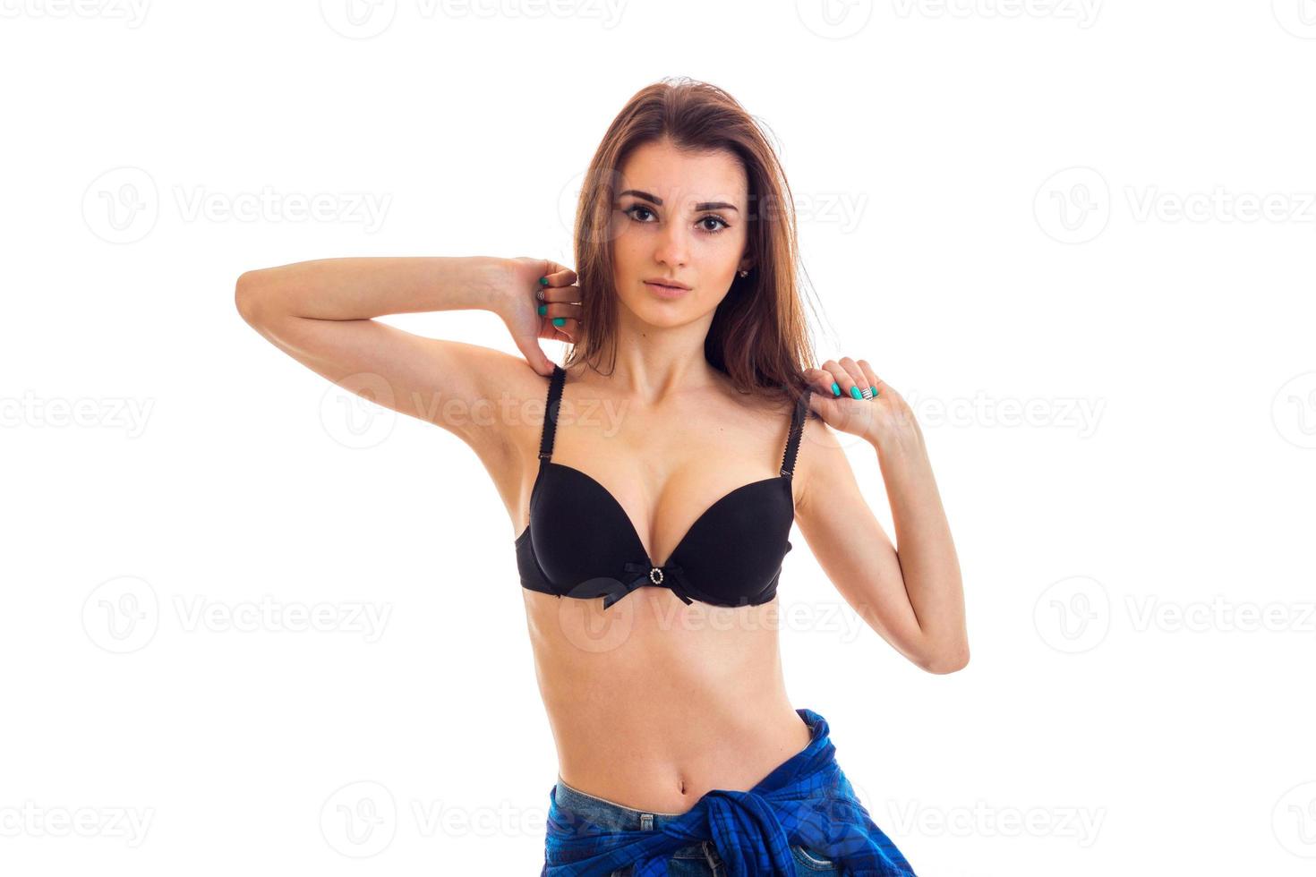 skön ung flicka med lång hår och stor bröst i svart sexuell behå utseende in i en kamera närbild foto