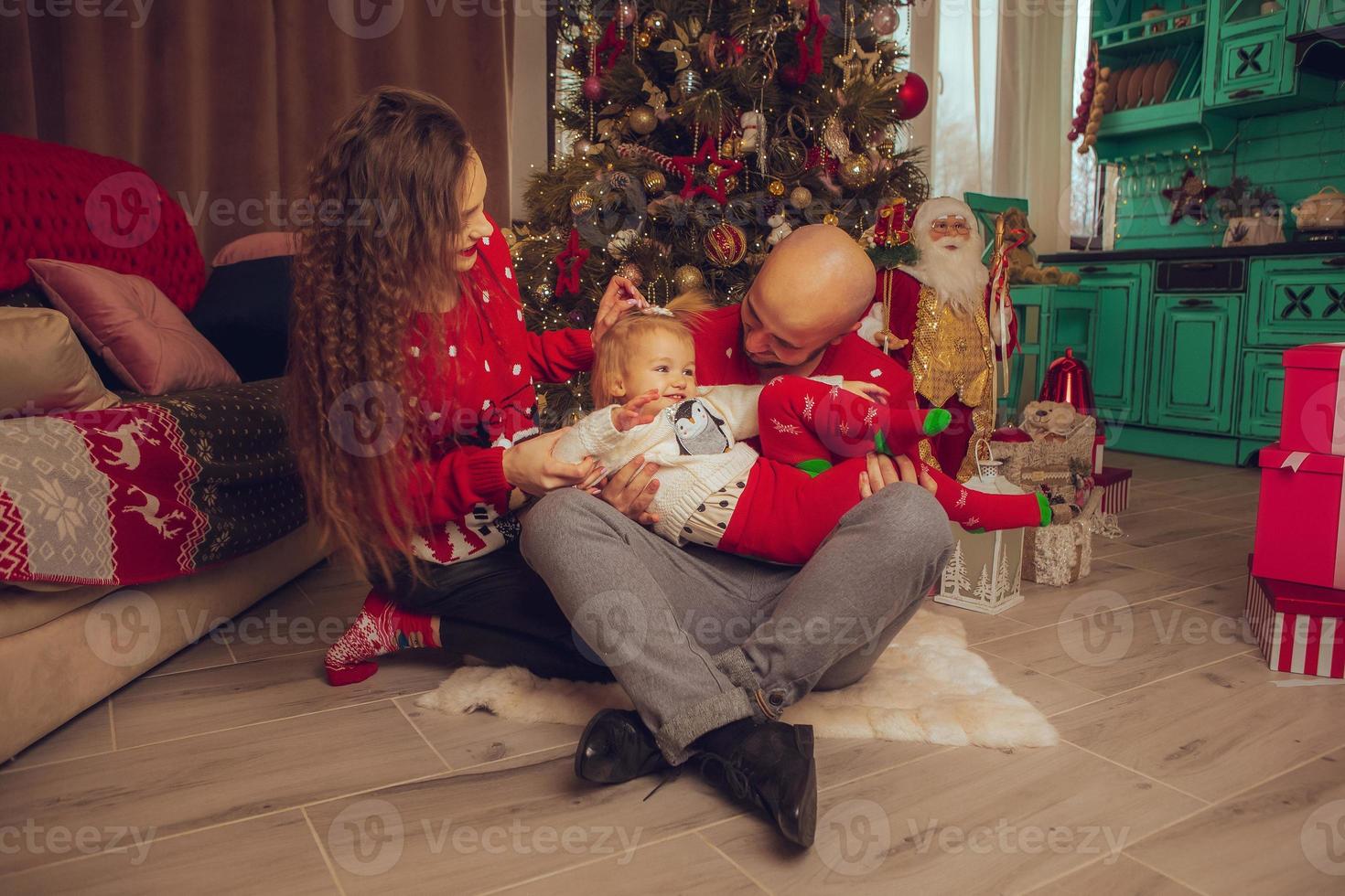 familj med dotter fira ny år och jul tillsammans på Hem foto