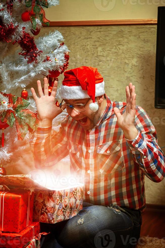 överraskad hipster öppen en jul gåva foto