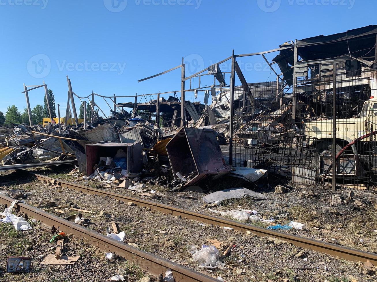 ryska missiler skott de köpcenter i stad. kremenchug, Ukraina, 27 juni 2022 foto