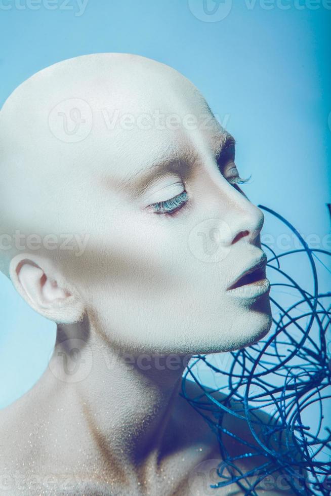 skallig kvinna med stängd ögon i studio foto