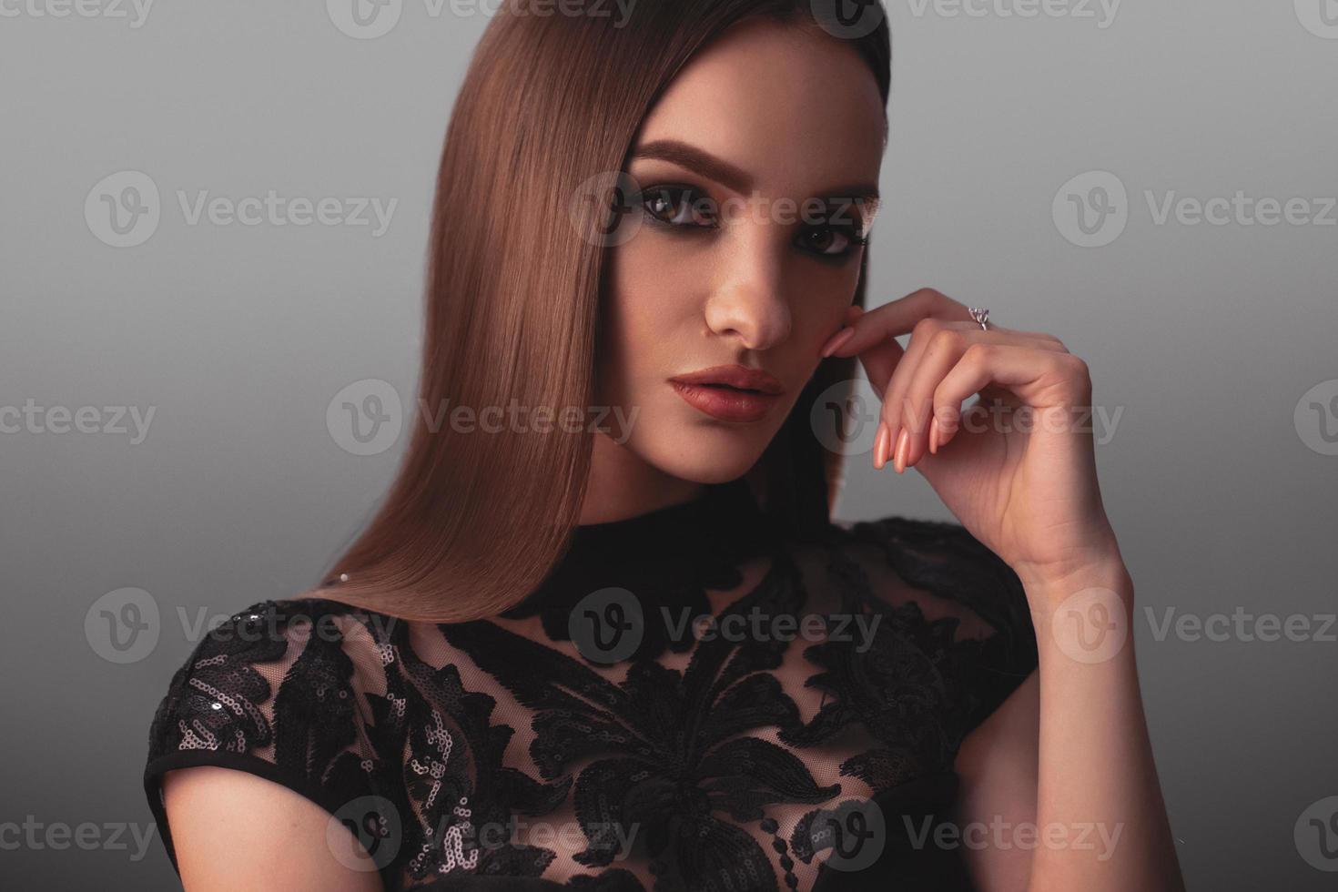 sexig ung lady i svart klänning i studio foto