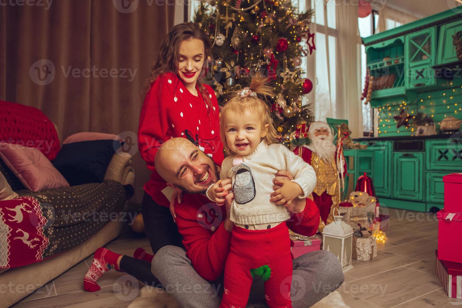 glad familj med dotter fira jul och ny år tillsammans foto