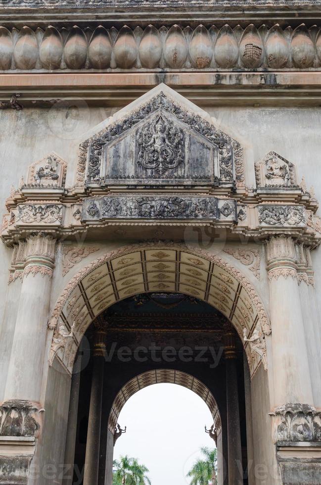 dekoration detalj av patuxai seger monument eller seger Port landmärke av vientiane stad av laos foto