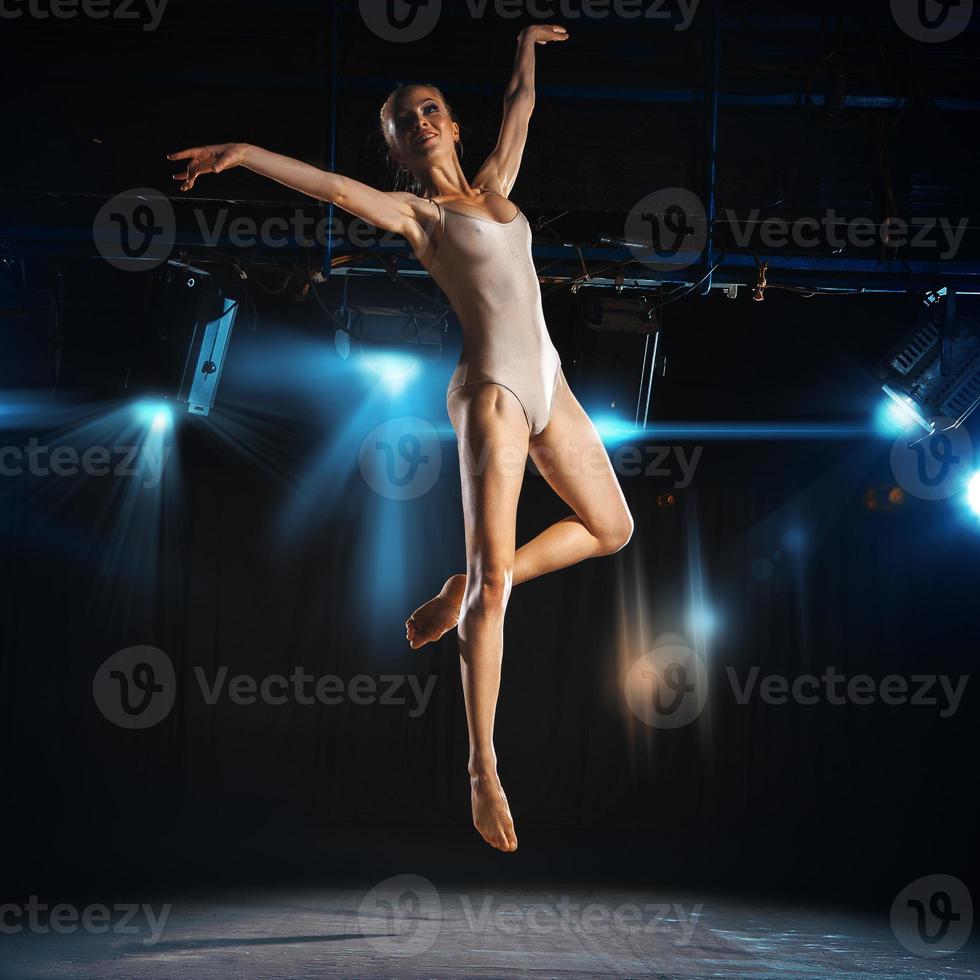 balett dansare i hoppa på teater skede foto