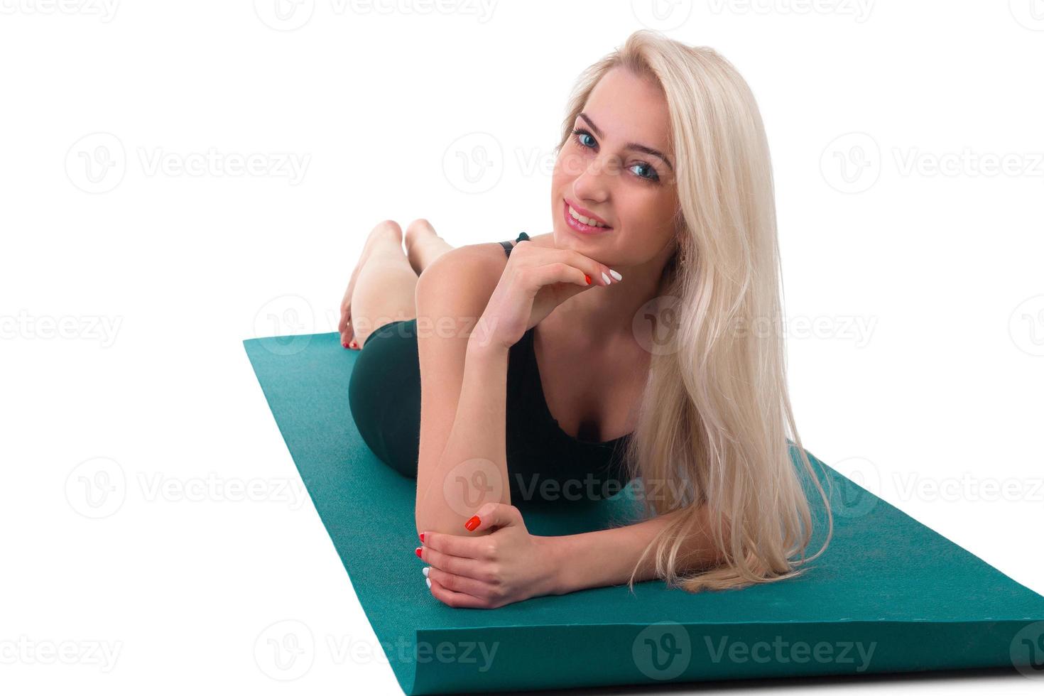 kvinna som utövar yoga foto