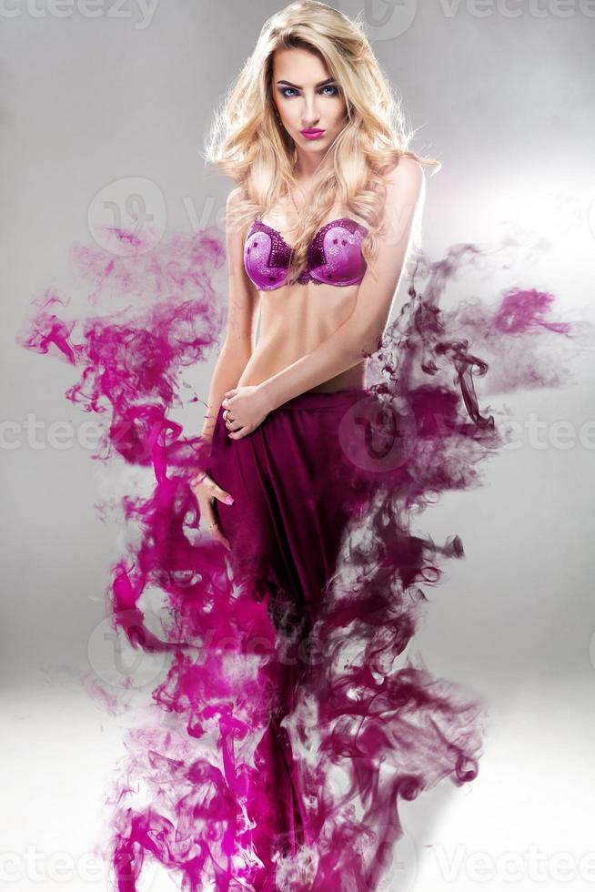 skön blond mode modell med klänning i rök foto