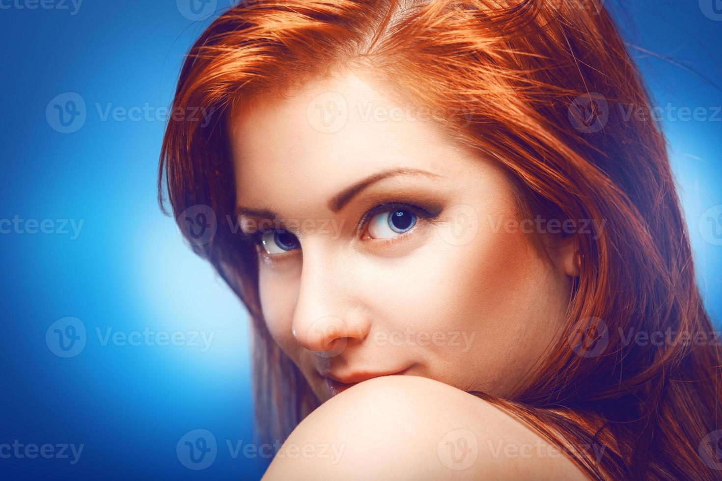 röd hår skön flicka leende på kamera i studio foto