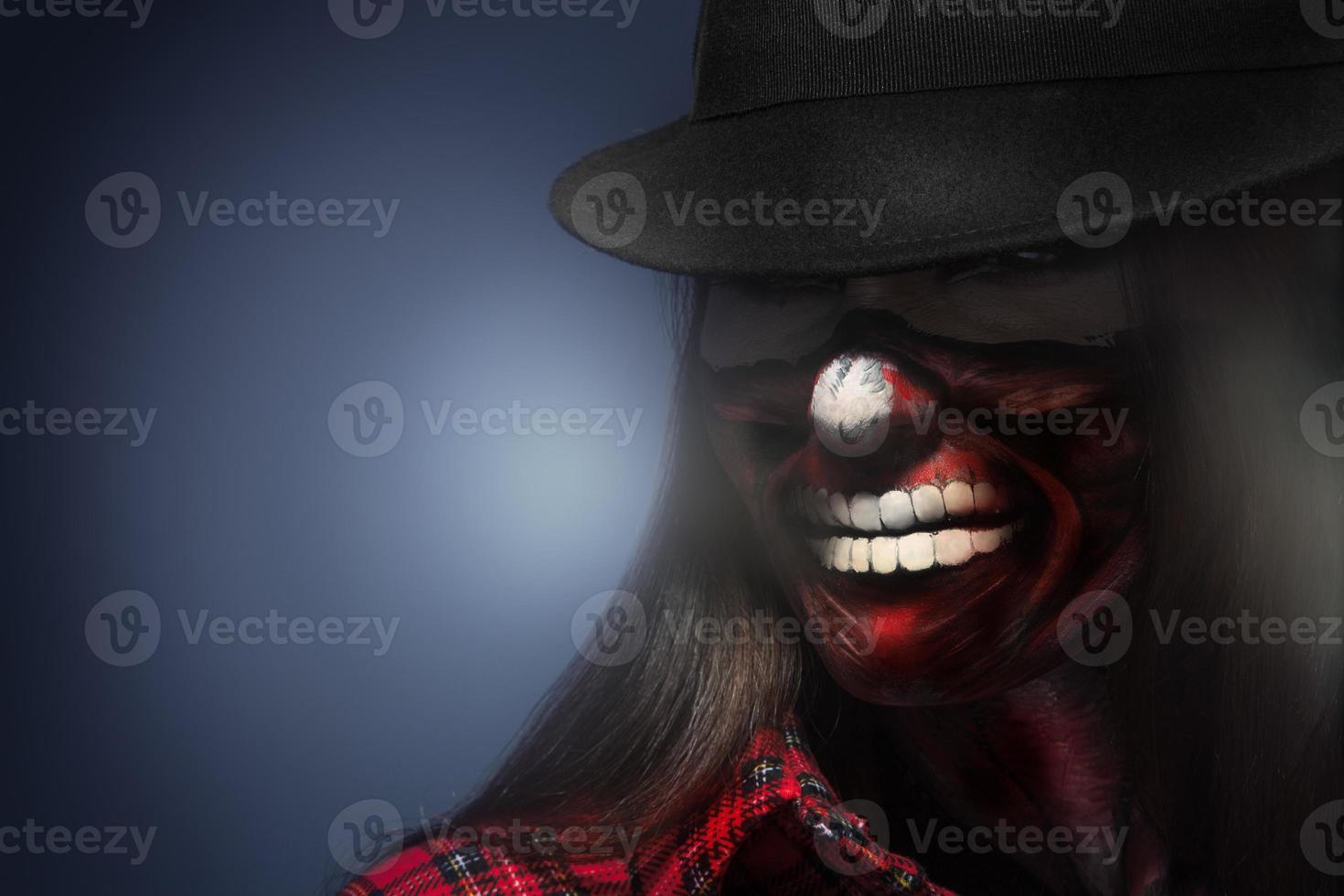 kvinna i HAR med skrämmande ansikte konst för halloween natt ser bort foto