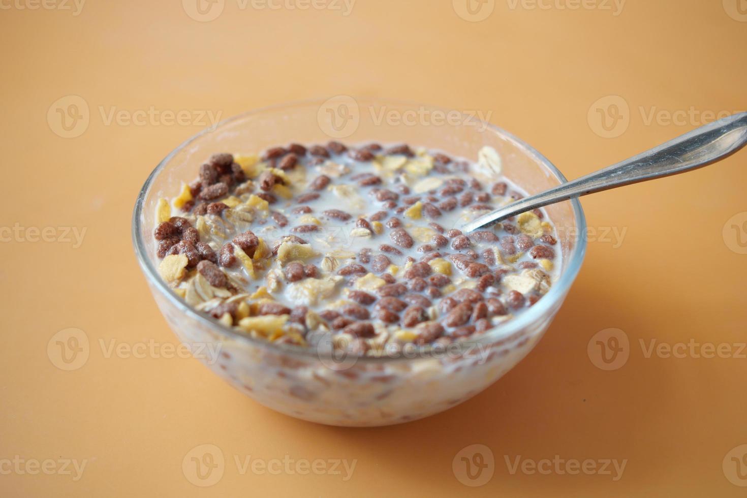 frukost flingor och mjölk i en skål på tabell foto