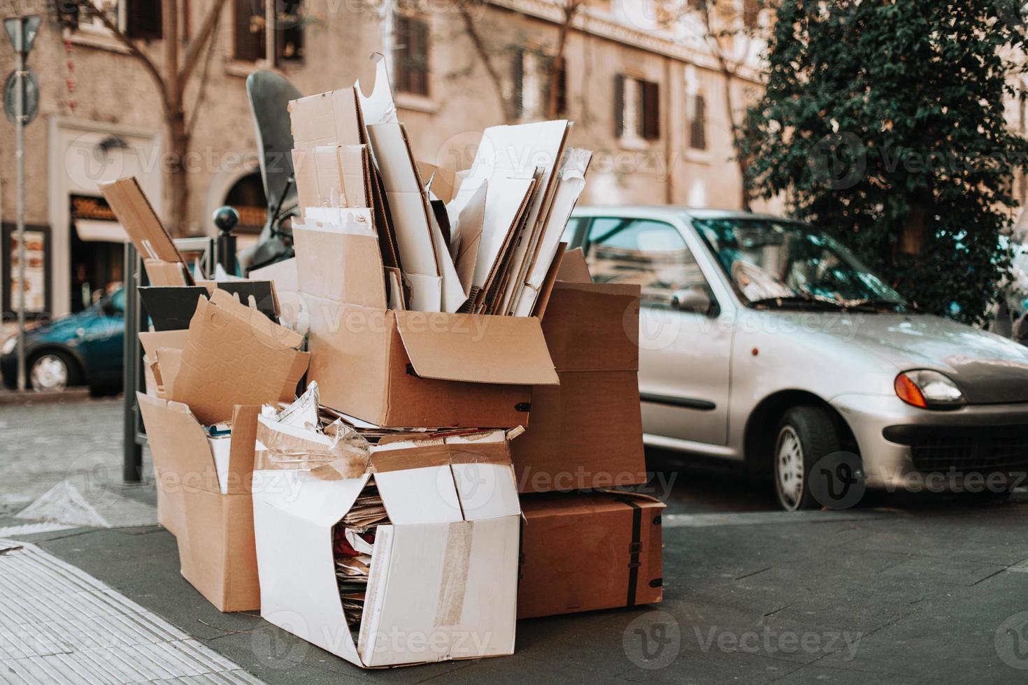 kartong lådor är staplade på de gata för återvinning. foto