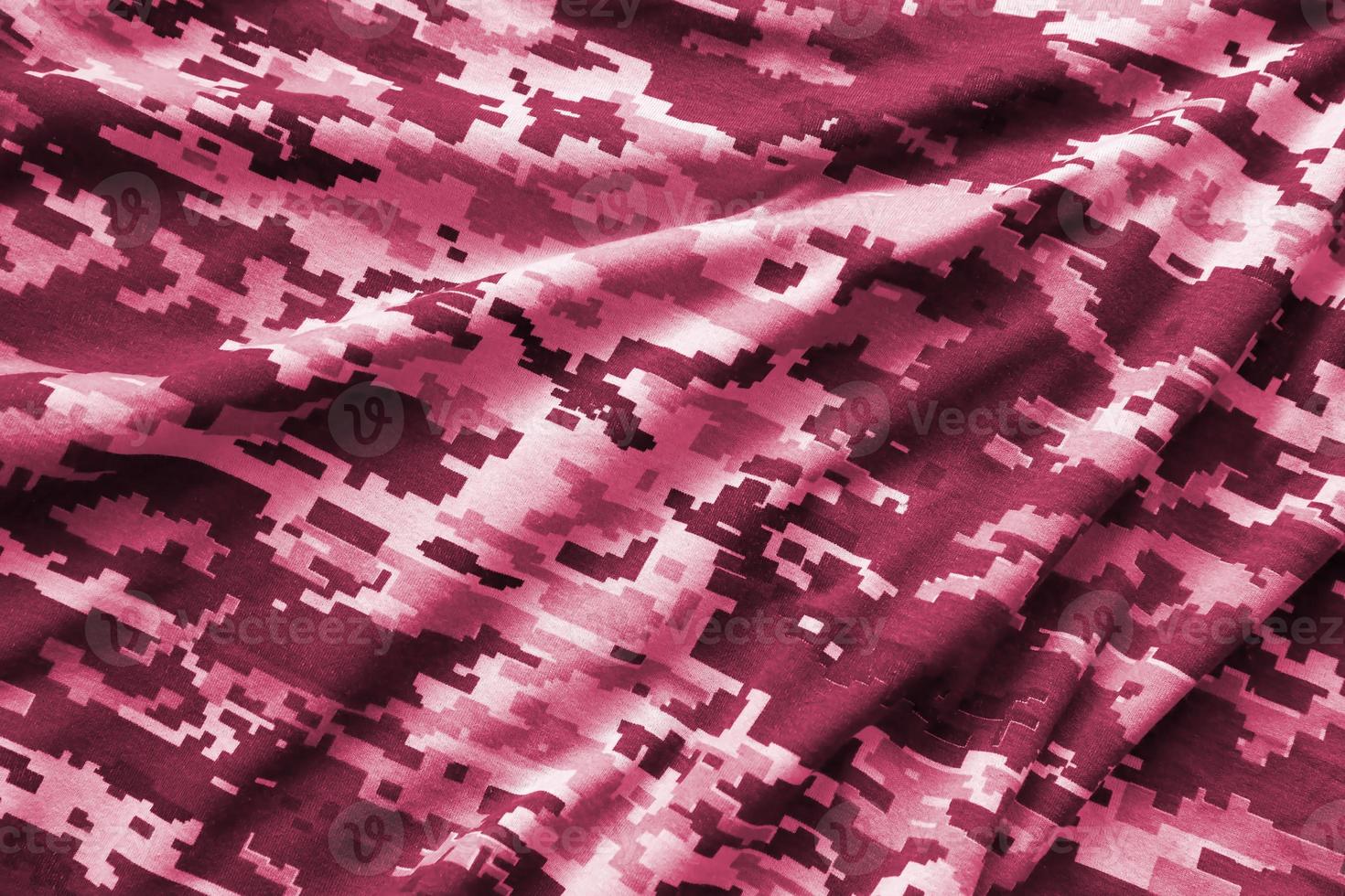 tyg med textur av ukrainska militär pixeled kamouflage. trasa med camo mönster i grå, brun och grön pixel former. bild tonad i viva magenta, Färg av de år foto