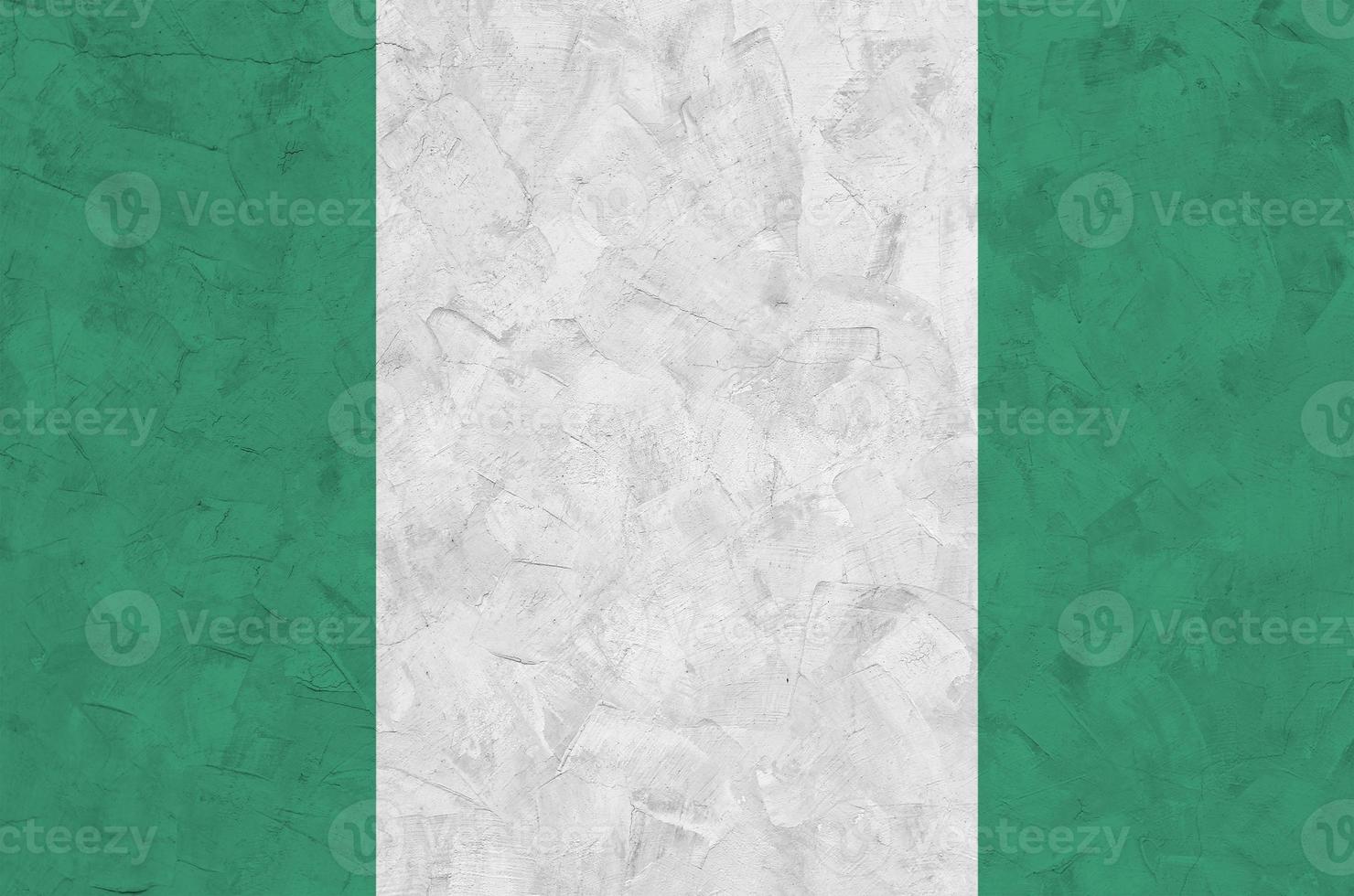 nigeria flagga avbildad i ljus måla färger på gammal lättnad putsning vägg. texturerad baner på grov bakgrund foto