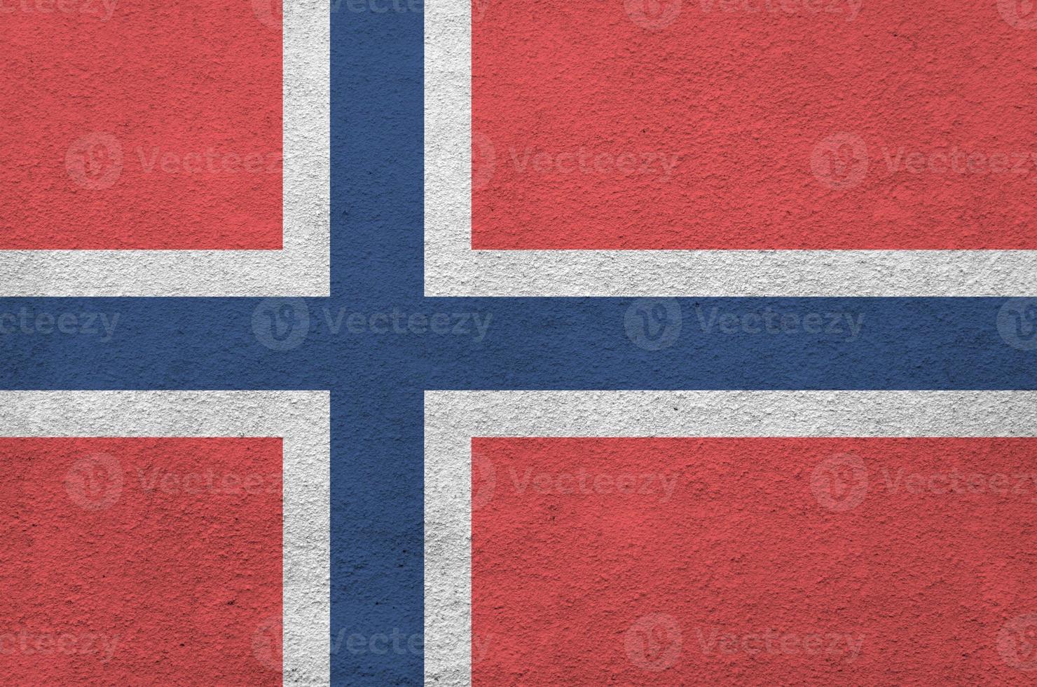 Norge flagga avbildad i ljus måla färger på gammal lättnad putsning vägg. texturerad baner på grov bakgrund foto