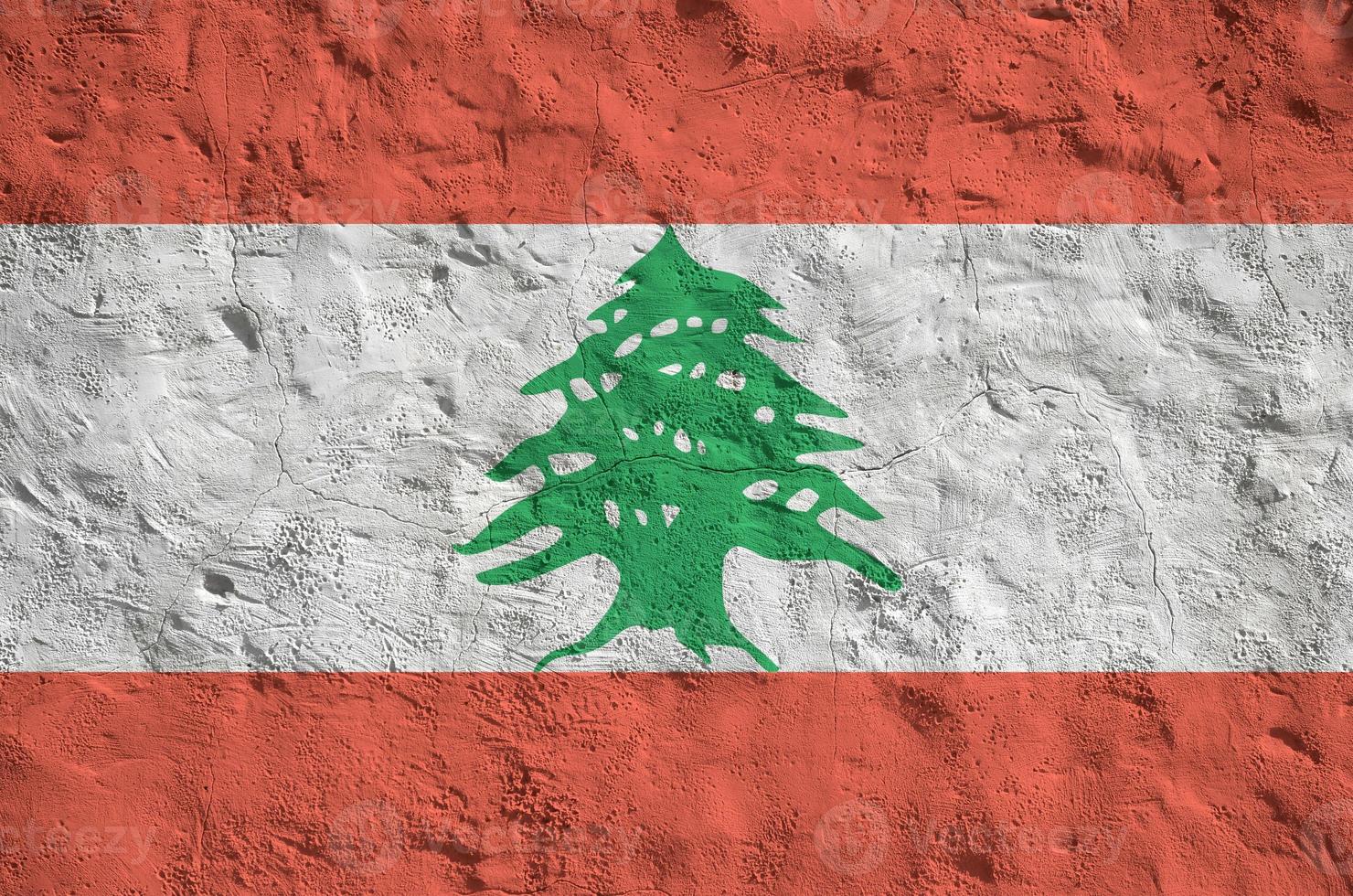 libanon flagga avbildad i ljus måla färger på gammal lättnad putsning vägg. texturerad baner på grov bakgrund foto