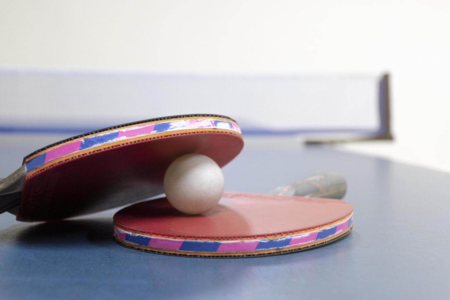 ping pong racketar och bollar på tabell foto