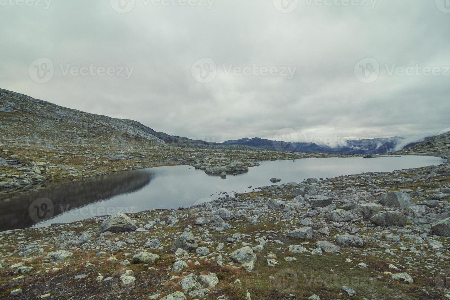 lugna flod nära gammal kulle landskap Foto