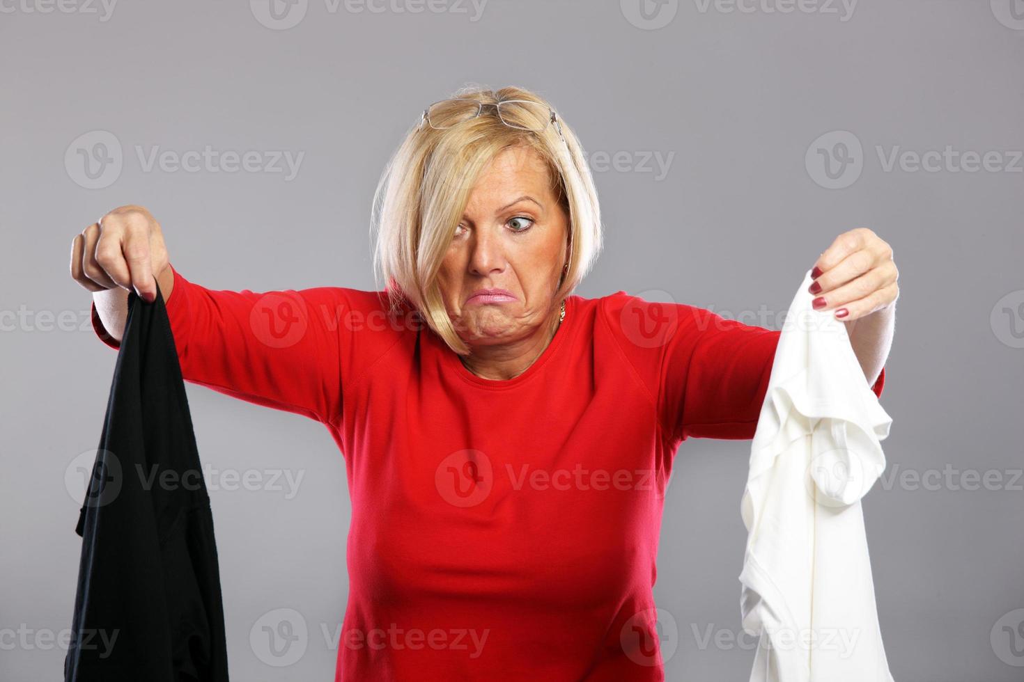 kvinna innehav smutsig kläder foto