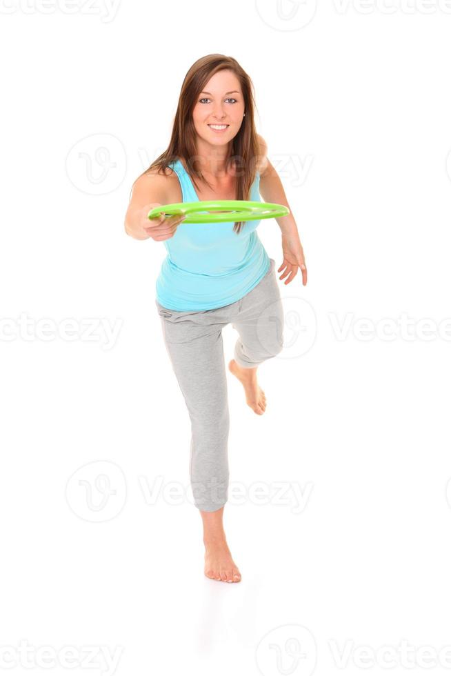 kvinna spelar frisbee foto