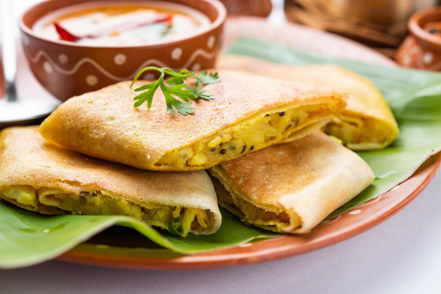 skära masala dosa eller vår dosa är en söder indisk måltid eras med sambhar och kokos chutney. foto