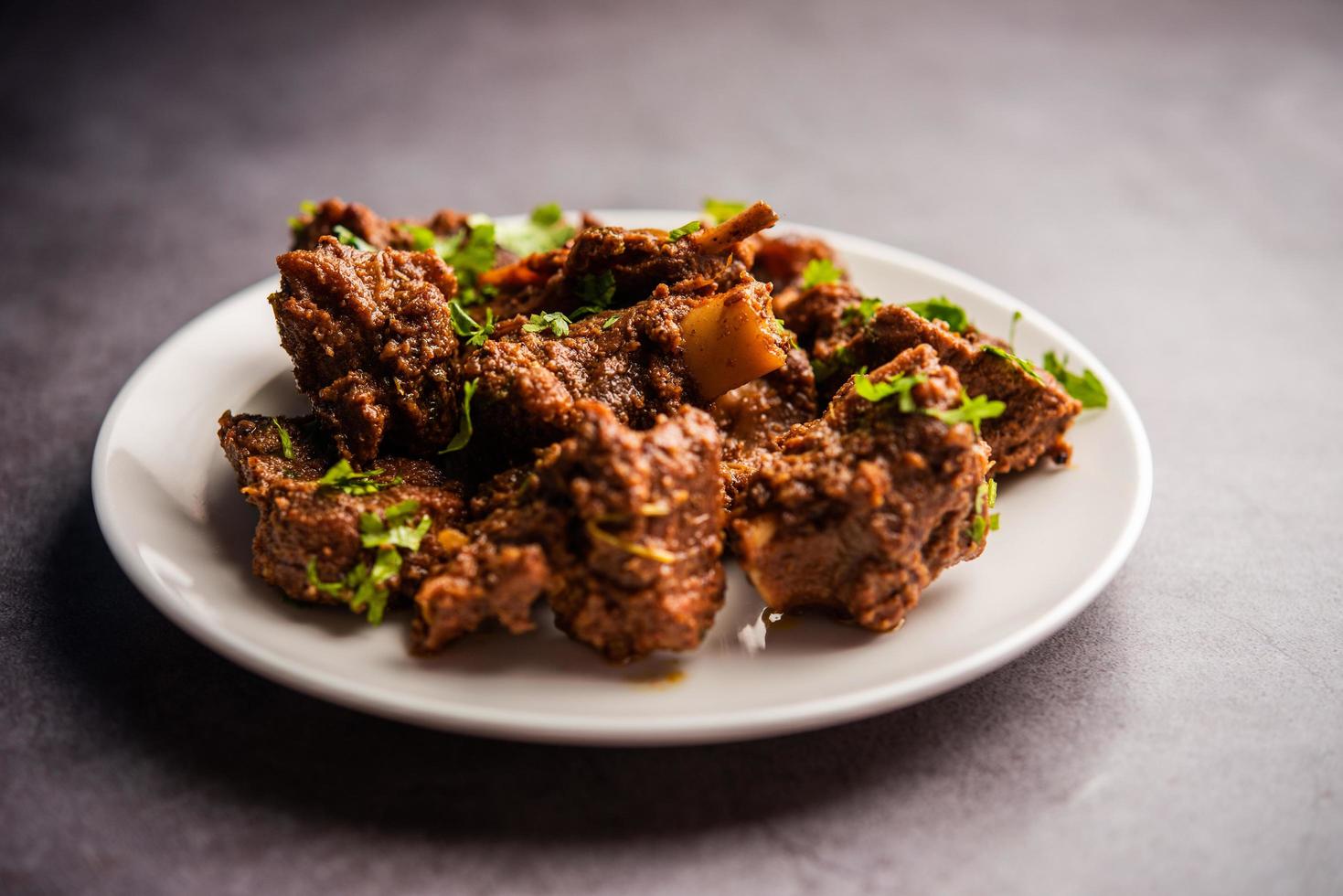 sukha fårkött eller kyckling, torr kryddad murgh eller get kött eras i en tallrik eller skål foto
