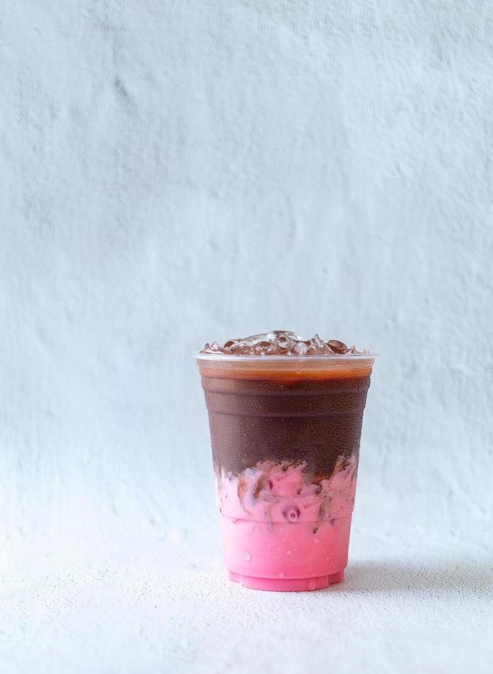 produkt kall dryck meny av mjukt blandad kakao choklad jordgubb drycker i en plast glas. foto