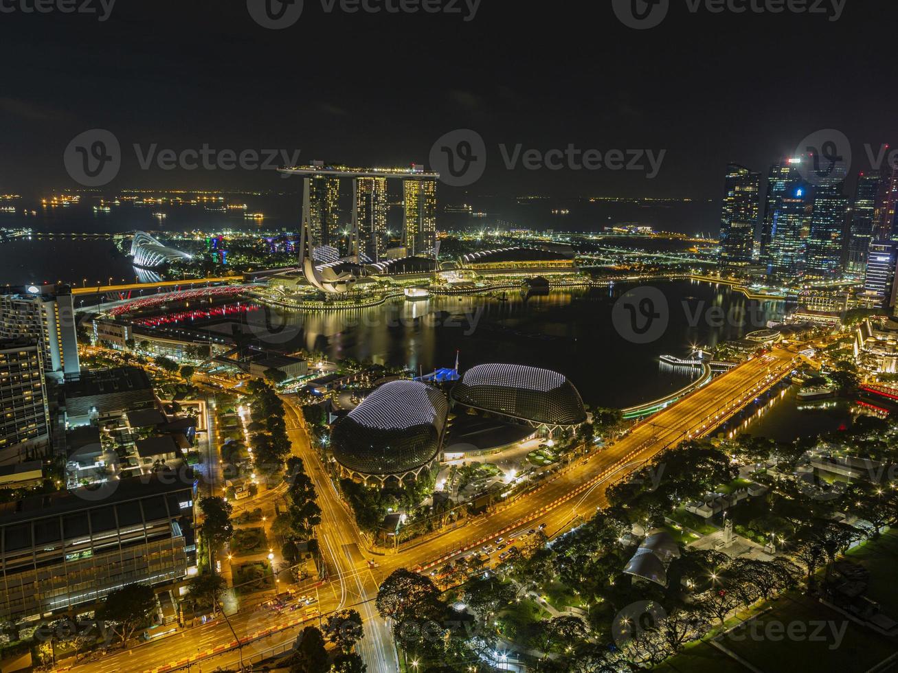 antenn panorama- bild av singapore horisont och trädgårdar förbi de bukt under förberedelse för formel 1 lopp i de natt i höst foto