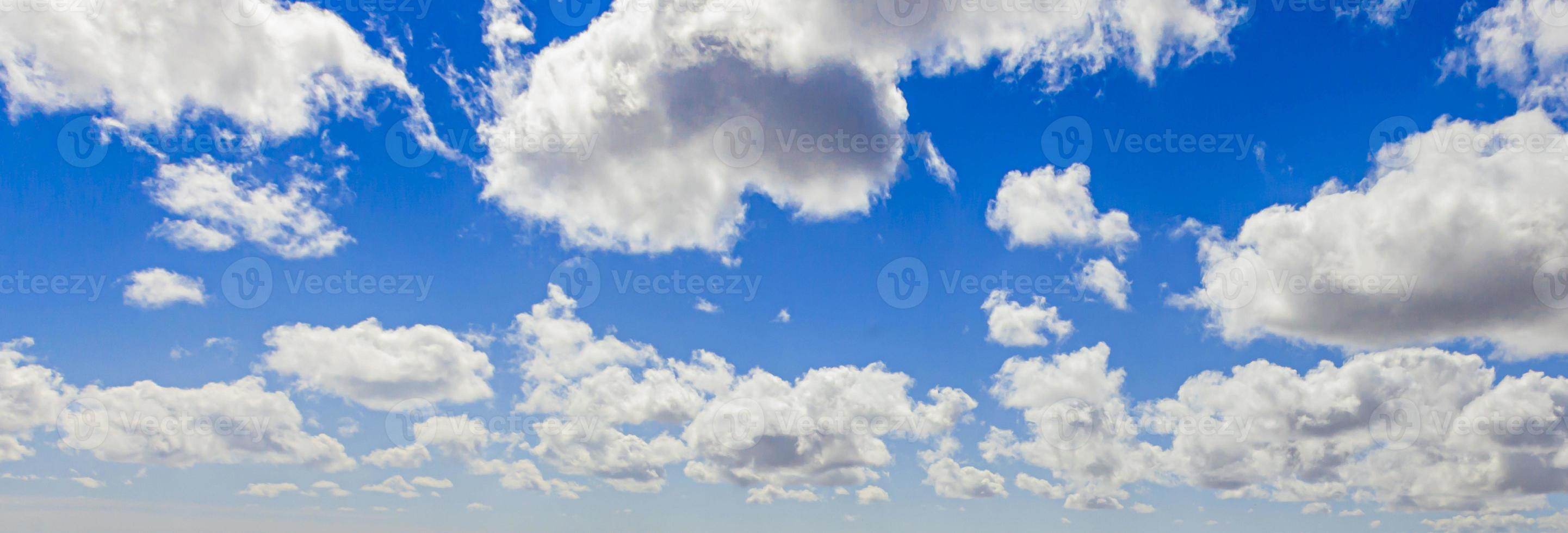 bild av en delvis molnig och delvis klar himmel under de dag foto