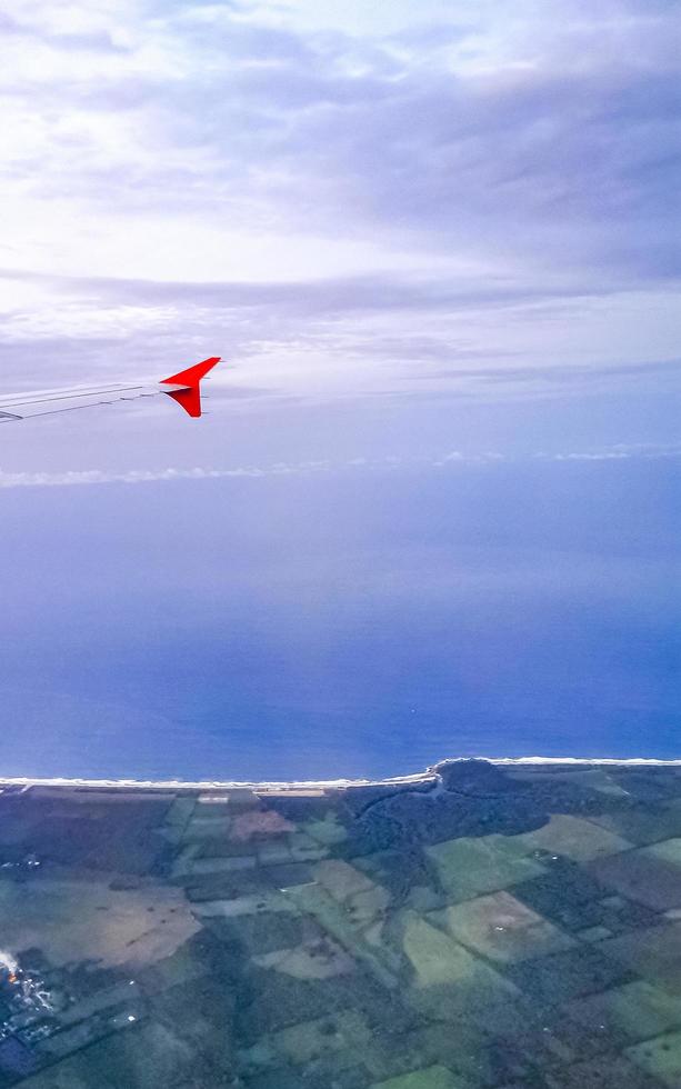 flygande i plan över kust av oaxaca Mexiko. foto